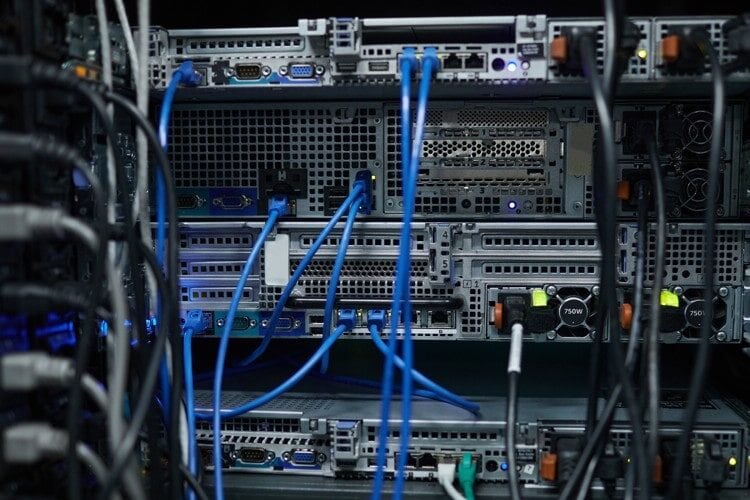 Ein IT-Techniker arbeitet an einem Serverrack in einem modernen Rechenzentrum